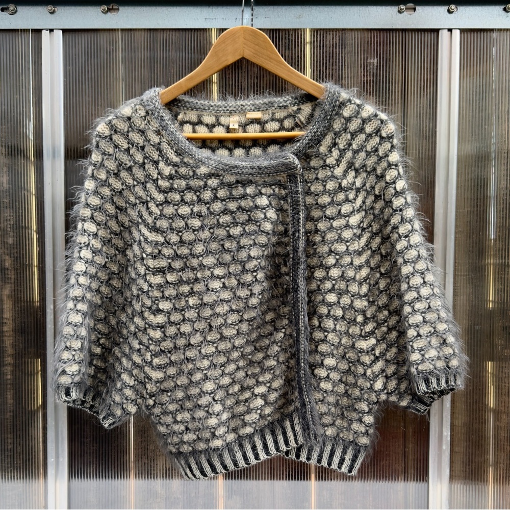 Moth Two-Tone Bubble Knit Short-Sleeve Sweater in Gray and Cream